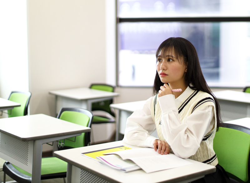 悩む女子学生